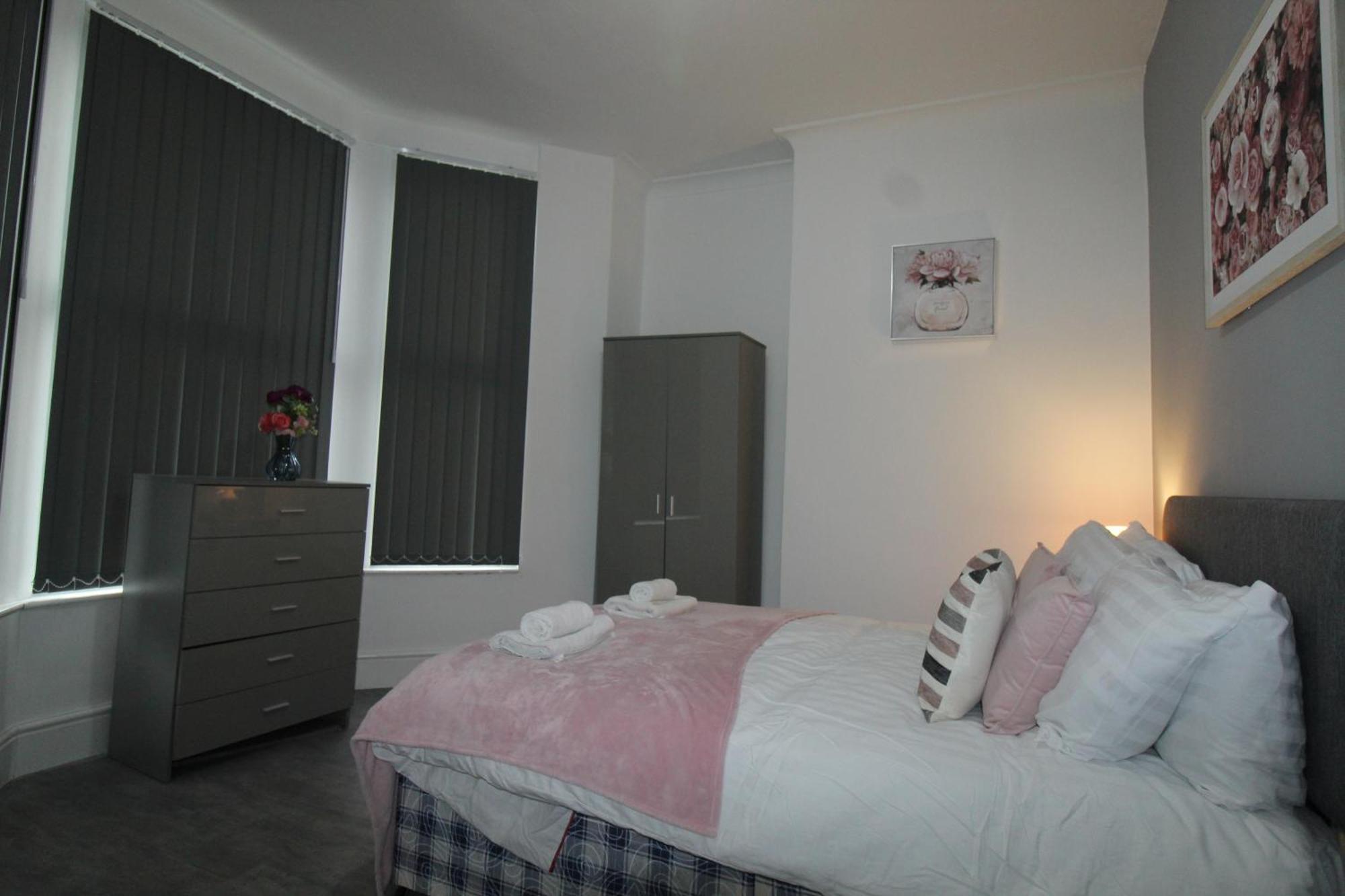 Holiday home Sefton House By Smart Corporate